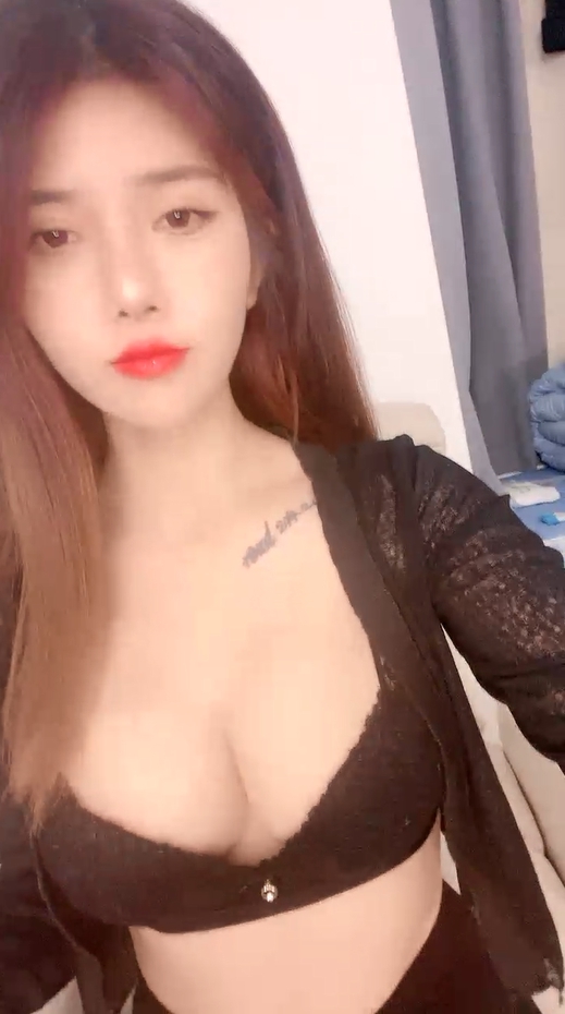 STP27148 网红女神 【小江流影】 暴力自慰  性感黑丝美腿  假屌磨蹭肥穴捅入  搞得太舒服了 爽的浪叫呻吟