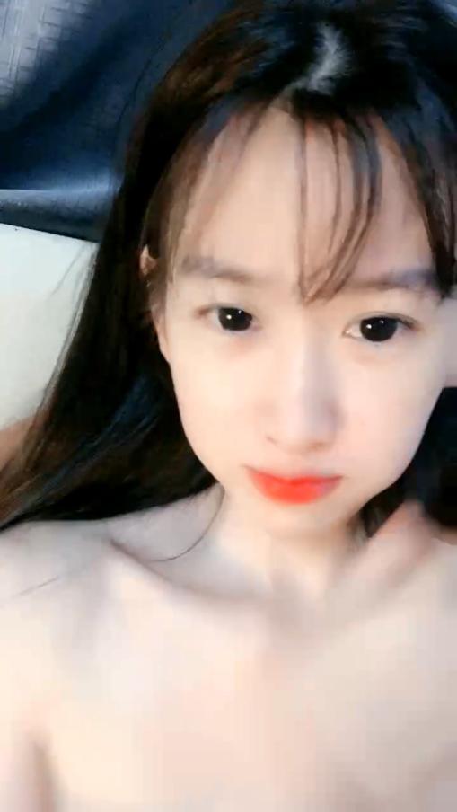 新人小美女在狼友的指挥下精彩展示，揉奶玩逼淫声荡语听指挥，粉穴特写