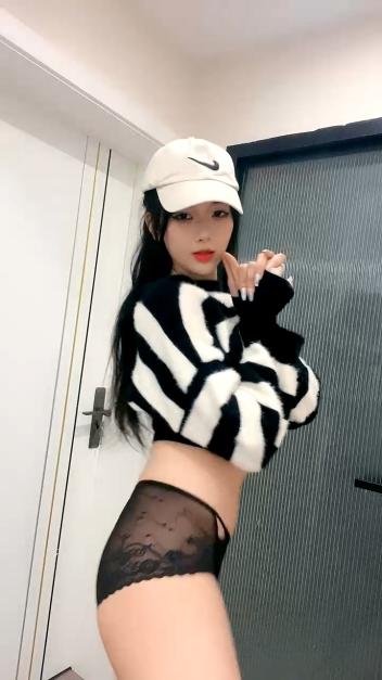 性感的女神尤物全程露脸大秀直播，粉嫩逼逼特写自慰呻吟，火辣激情裸舞