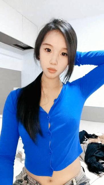 清纯少女镜头前的初次小秀，旁边还有好大哥捣乱揉捏骚奶子，全程露脸互动撩骚
