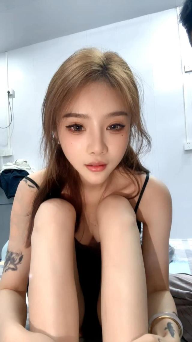 -新来的极品学妹精彩小秀，颜值好高跟狼友互动撩骚听指挥，奶子比心特写