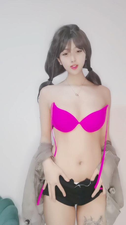 颜值不错的美女主播露脸激情大秀，颜值高身材好抖动骚奶子艳舞诱惑，掰开骚穴看特写