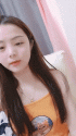 極品尤物美少女！甜美乖巧妹妹！撩起小背心揉奶子，玻璃棒抽插騷穴，手指扣弄流白漿