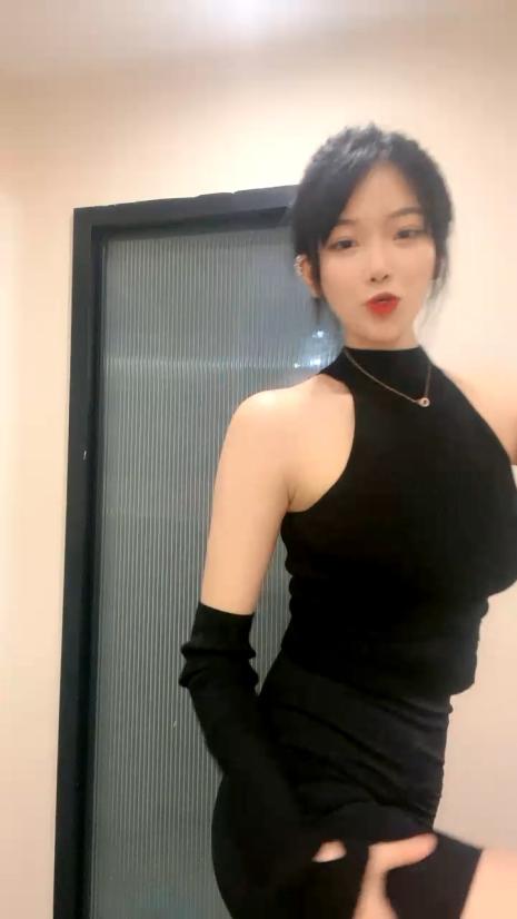 高顔值網紅女神全程露臉大秀直播，頂級尤物才藝表演，性感火辣裸舞