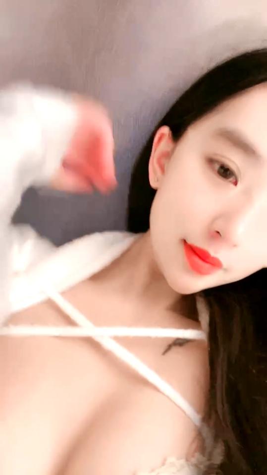 這妞子長的夠靓，背上還有詩詞呢，全程露臉誘惑狼友發騷，揉奶玩逼掰開騷穴給狼友看，表情好騷，呻吟可射