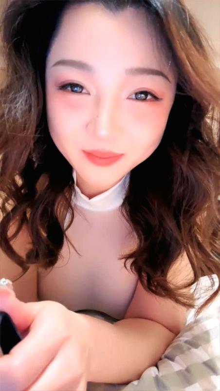 风情的美艳少妇，全程露脸白丝情趣珍珠内裤的诱惑，表情好骚自己舔骚珍珠，逼里塞跳蛋道具抽插