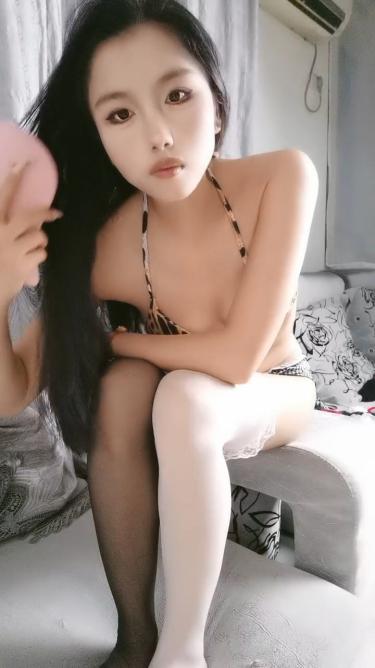 极品风骚人妻丝袜露脸激情大秀啪啪，被大哥压在身下爆草蹂躏，浪叫不止，射完用避孕套蹭逼，玩的真刺激好骚