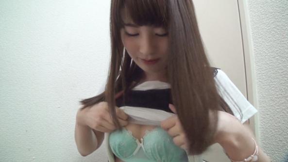 素人短大生初体验，19岁小萝莉莫卡裸露全过程。