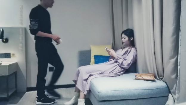 【战狼行动】今夜肚兜情趣主题，黄先生代班约操极品清纯外围，小姐姐美乳粉穴，舌吻调情配合无间