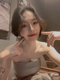 甜美小仙女 涂紫色美甲，果然是个小骚逼，在浴室就按耐不住发骚 轻轻撩抚爱穴，喘息声由慢加快，淫水一丝丝流在手上