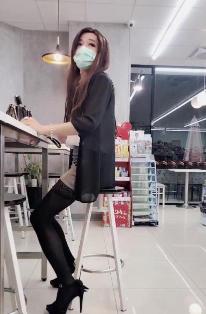 性感御姐ts小莓 带着假鸡巴在便利店里偷偷自慰，总是忍不住上下抽插，诡异的骚动作，头顶还有监控，胆大包天