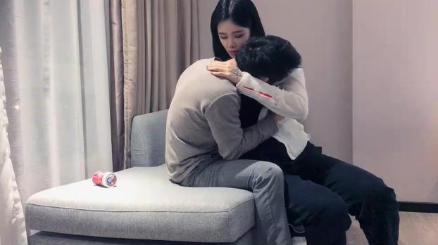 文轩探花约了个高颜值白衣妹子啪啪，舌吻摸奶调情沙发上骑坐抽插猛操