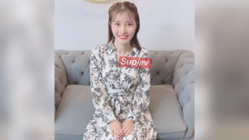 某有名企业重役的箱入女秘书，淫乱至极，自慰三次，疯狂吸精。