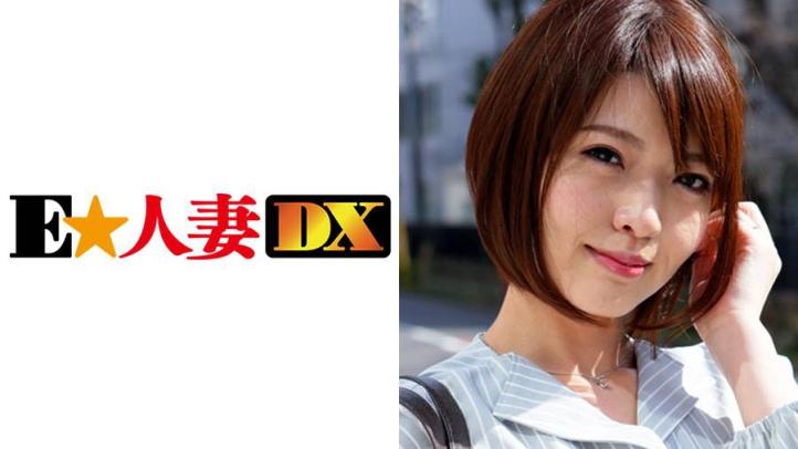 她的裙底风光一览无余，欲望之门大开。