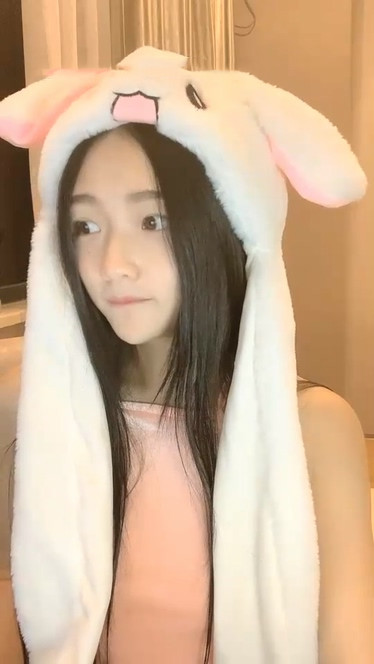 -软又又苗条身材萌妹子香肠跳蛋自慰翘屁股特写跳蛋拉扯香肠抽插粉穴