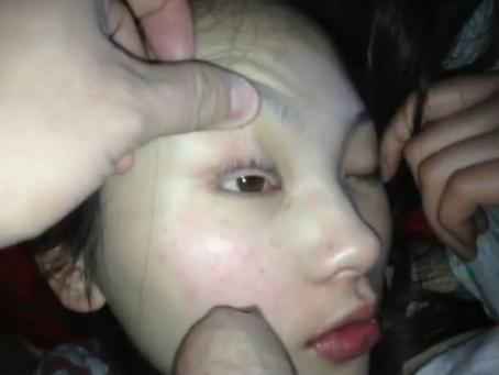 -手机自拍包皮哥恶搞喝高了熟睡的表妹女同事请她大鸡巴吞精液