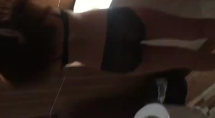 和人妻卫生间缠绵（看详情）