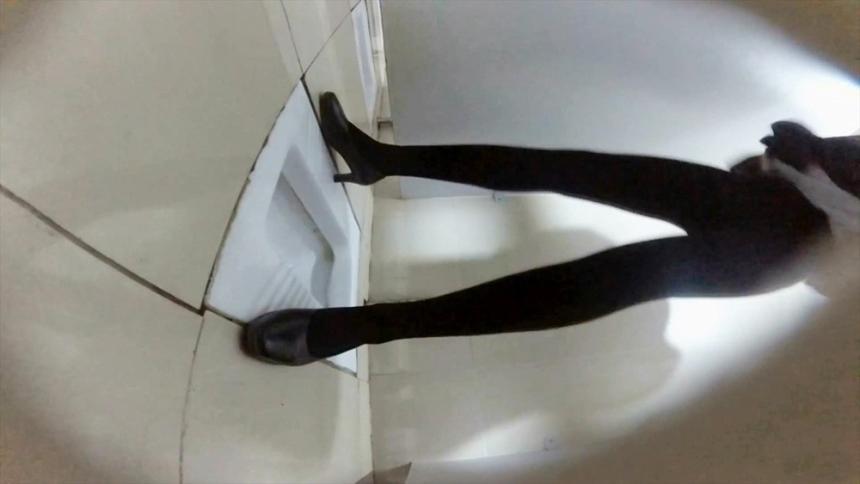 高跟后黑丝长腿空姐偷拍女厕里的美丽风景线正脸很大方很美的高挑空姐女神小穴很干净很粉