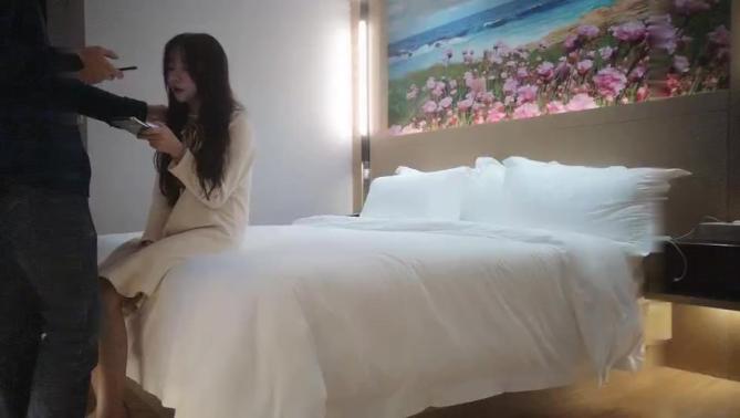 老哥约了个颜值不错长发妹子直播啪啪 口交床骑乘后入抱起来大力猛操 很是诱惑喜欢不要错过