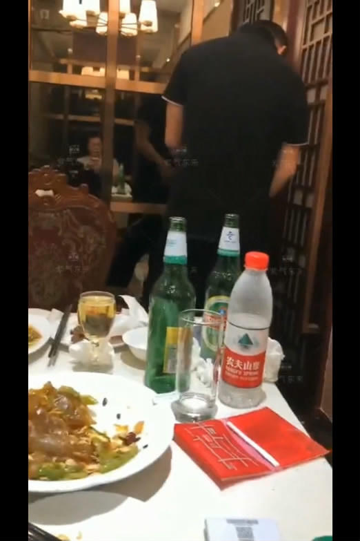 网曝门事件潍坊包间事件 19岁潍坊女包间擦枪走火 翘美臀后入直接操 3男1女思维猪脚尽心尽力 高清720p版