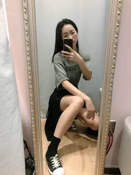 长腿反差婊你压到我腿了 轮番爆插骑乘别插了舔下我的小穴啊啊啊啊手指拨弄舒服又让男友继续抽送淫穴 内射