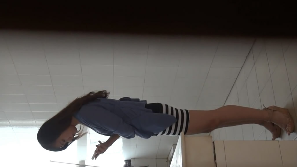 坑神潜入国内某大学公寓女卫连续偸拍多位漂亮妹子方便迷你裙大长腿美女太靓了排卵期阴道排出好多透明粘液