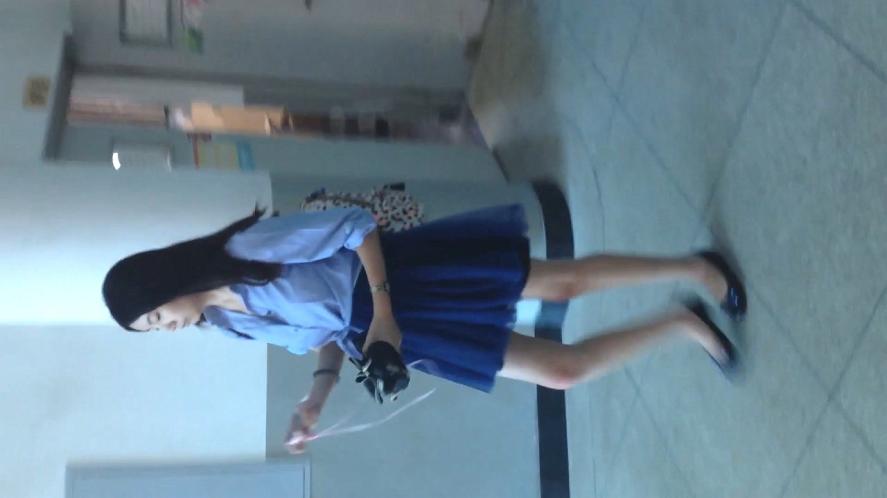 -偷拍长发披肩的极品女神光腿黑高跟显得性感又气质