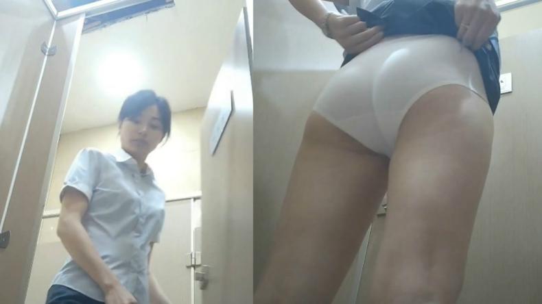 厕拍新流出苗条美女营业员嘘嘘 妹子屁屁撅了半天突然来了个花式抖尿