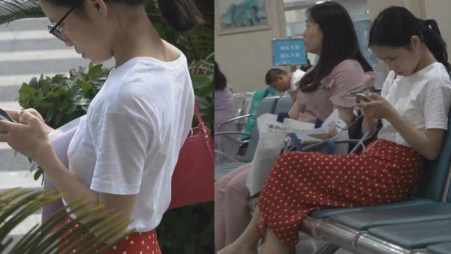 -跟拍眼镜美眉嘘嘘 逼毛浓密 白带超多 手机不离手打这么亮的灯都不能发现 高清无水印