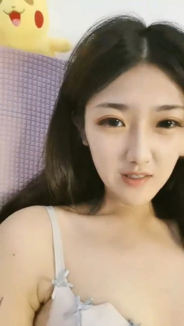 -人美嘴甜哪多好颜值不错嫩妹子道具自慰特写大黑牛插入震动掰穴高潮出白浆