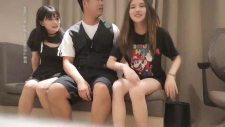 -小宝寻花今晚再约两个甜美萌妹双飞啪啪左拥右抱一起舔弄翘起屁股轮着操快速抽插妹子推屁股