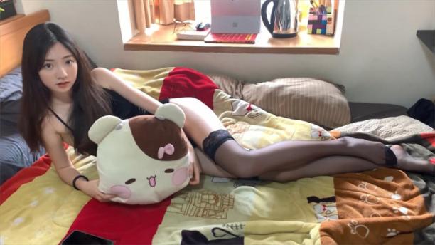 最完美的学院女神大神高价约女神拍写真趁她趴着对着完美的背影狂撸9分超高颜值 10分甜美