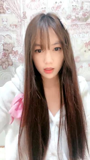 乐乐妹妹颜值清纯的大眼妹子精彩大秀直播这奶子发育的可以左右比心