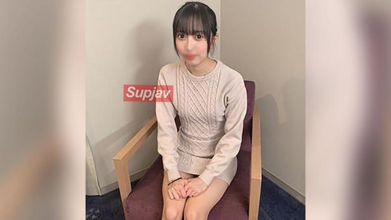 18岁新人校园毕业，纯白纤瘦天使初体验，生插入中出2连发！美丽纤腰，光滑无毛美穴，大量内射放心享受！