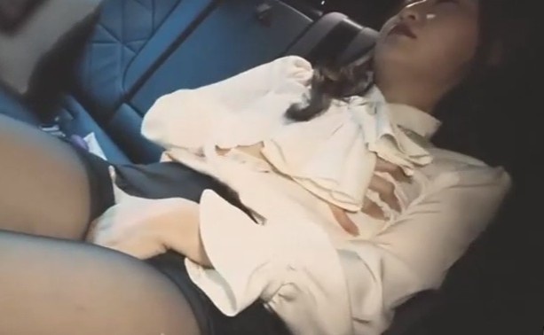 女高管林千夜在车内被撞见的秘密 Chinese homemade video