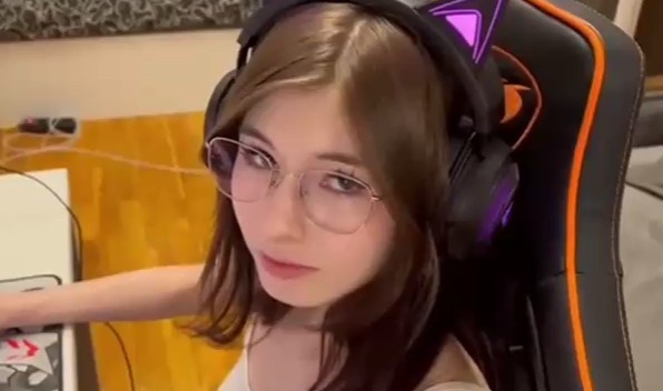 极品混血女友在玩游戏 想要来一发 跪在椅子上翘起求操 蜜桃臀后入 Chinese homemade video