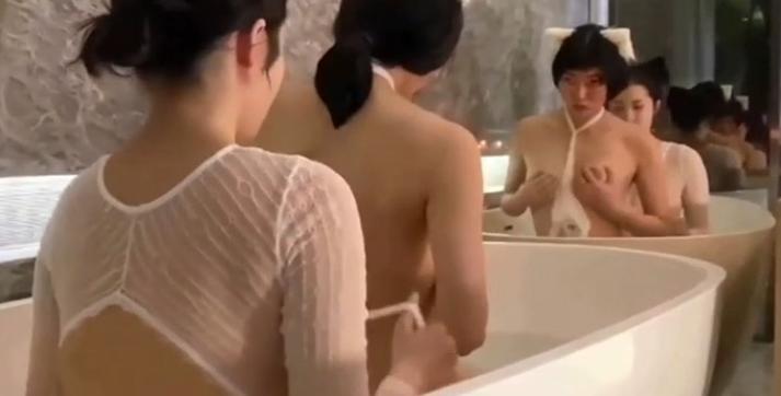 人妻邀闺蜜来一起享受洋屌，情趣装双人行玩的真 Chinese homemade video