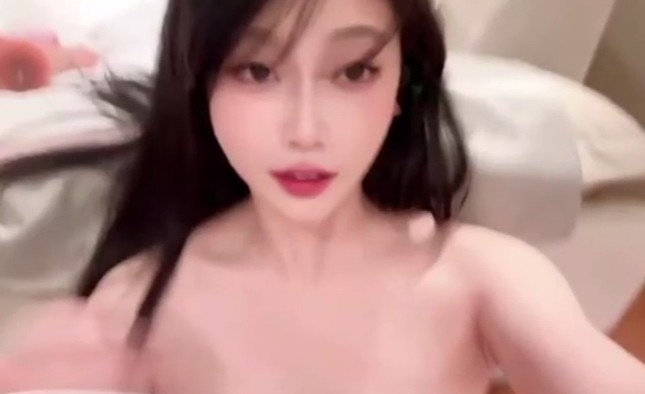 敏感喷水狂清纯大眼御姐各种给自己插的狂喷水，都喷到镜子上了 Chinese homemade video