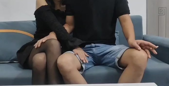 极品28岁的榨汁黑丝人妻 朋友的女人就是好玩 每次抽插都有全根没入 Chinese homemade video