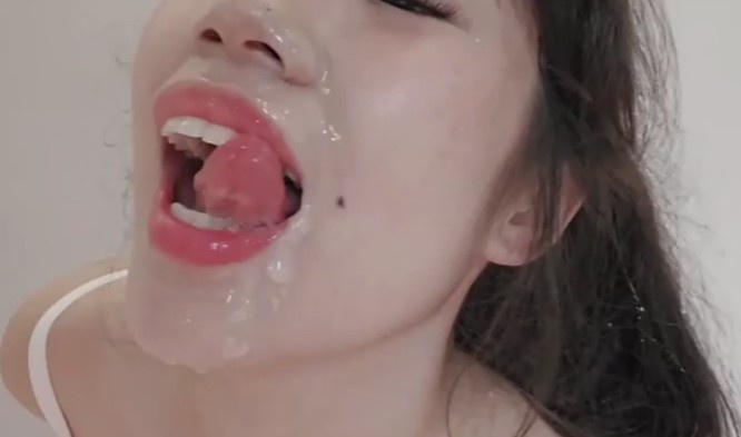 男舍友偷偷对着练瑜伽的性感女大打飞机被发现，强行骑乘榨汁 Chinese homemade video