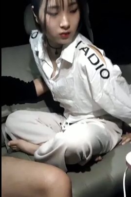 车上一人操逼俩兄弟观战！有好逼当然要分享啦 Chinese homemade video