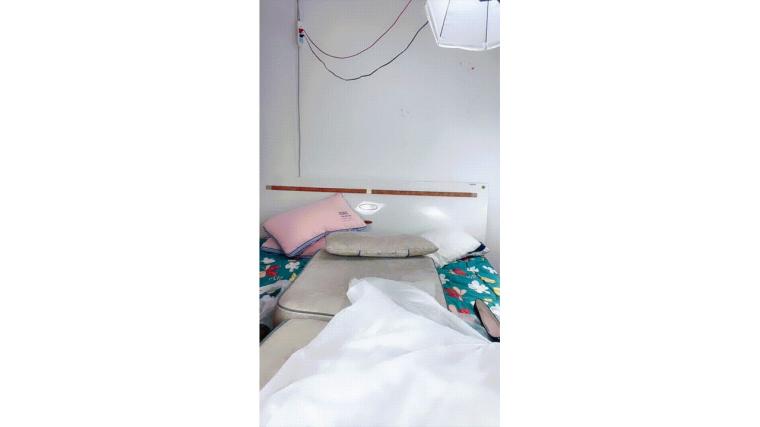 巨乳高颜气质美少妇风韵十足小姨带着外女被四眼男双飞，初尝肛交疼的面部狰狞