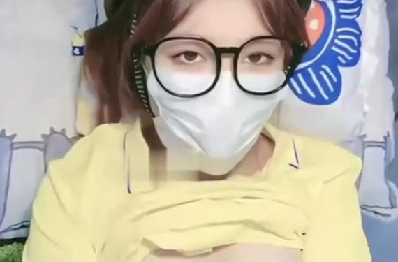 套路外卖小妹塞跳蛋震的她淫水汪汪 激攻阴蒂翘臀后入内射两次 Chinese homemade video