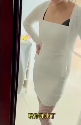 居家带娃的家庭主妇！趁老公上班让情夫来家里操自己止痒 Chinese homemade video