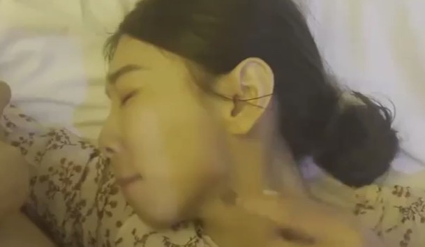 老公长期在外的22岁服饰店工作人妻 Chinese homemade video