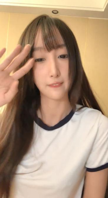 撸点极高 近期下海最极品青春漂亮女神  偶像明星般9分顶级颜值 炯炯有神的大眼  长腿高挑的身材