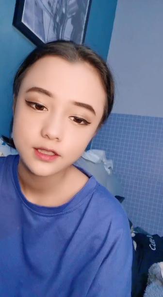 清纯嫩妹小男友没在家  独自诱惑大秀  撩起衣服揉奶子  特写肥穴掰开  我掰开你们要进来吗 浴室洗澡湿身诱惑