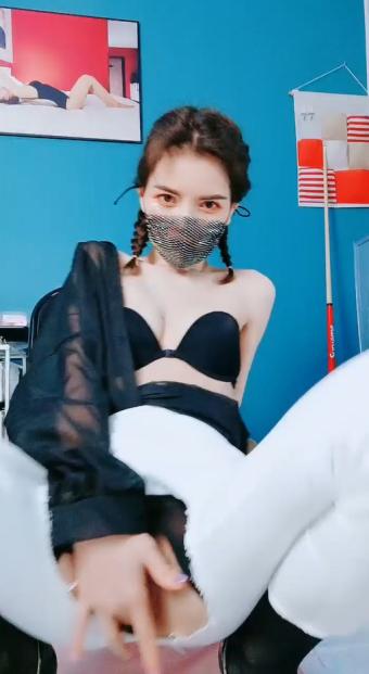 175CM顶级美腿小妞  人骚花样多尺度越来约大 茄子玉米水晶假屌轮番上  抬腿抽插撑爆小穴  双洞齐插极度淫骚