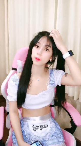 今日推荐满背纹身双马尾萌妹 清纯又酷酷 反差感极强 舔弄吸吮大屌 看背上纹身扶着屁股后入