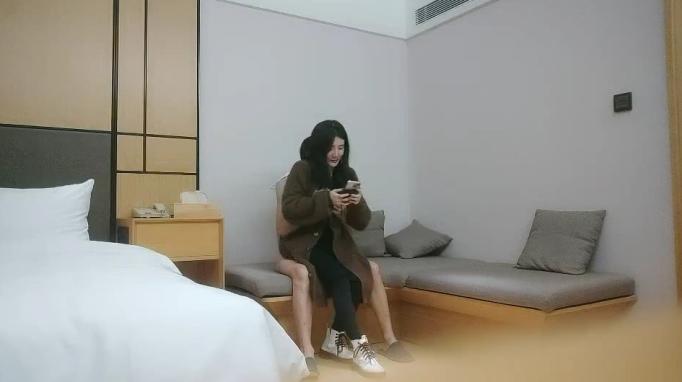 168CM美腿极品妹  前戏很足掰穴舔逼  完美肥臀爆插套子多干破